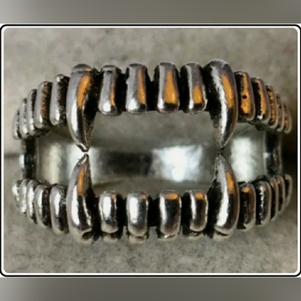 Silver Claw Design Ring Signet Biker teeth jaws